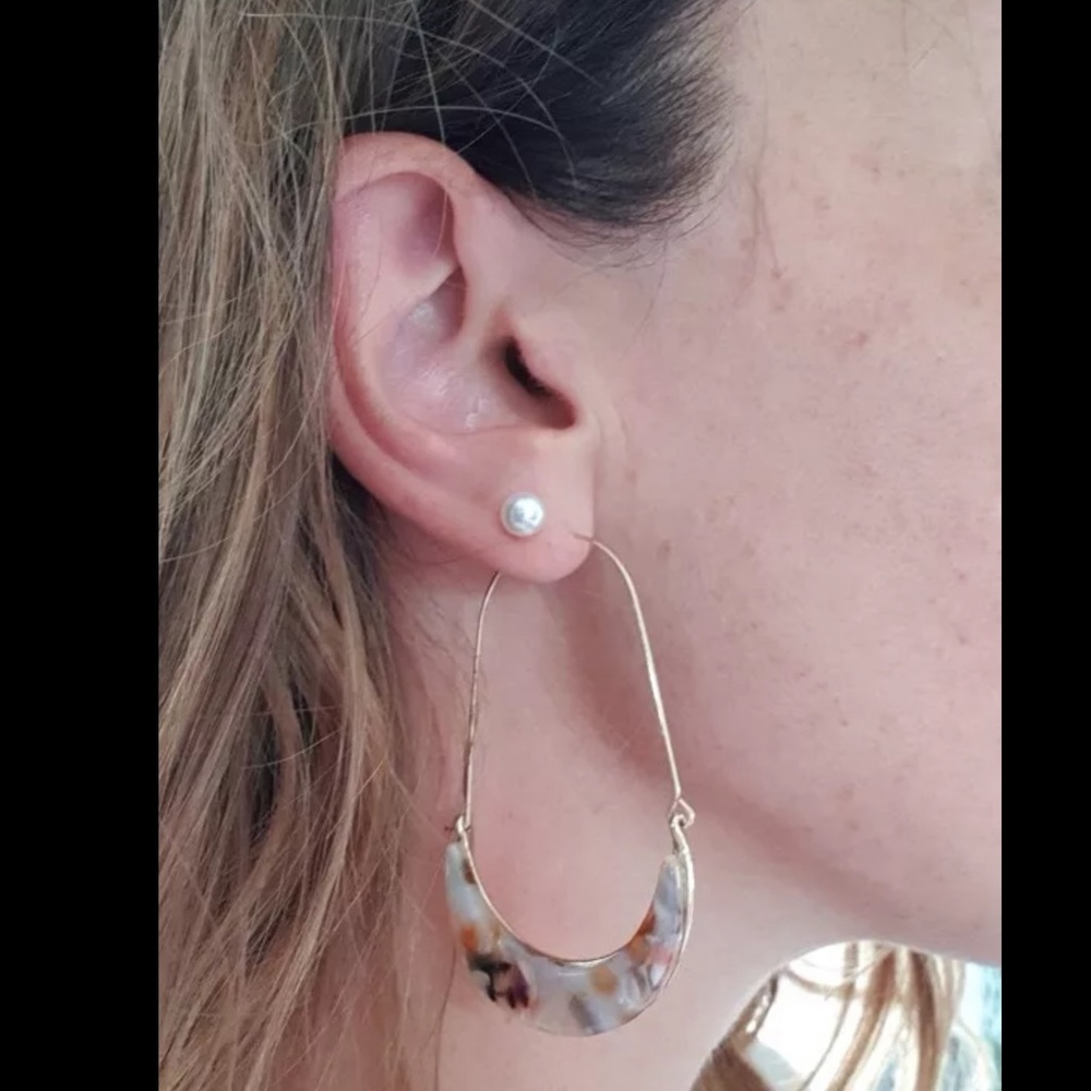 The Andie - Blonde Tortoise Crescent Hoop - Picture 6 of 6